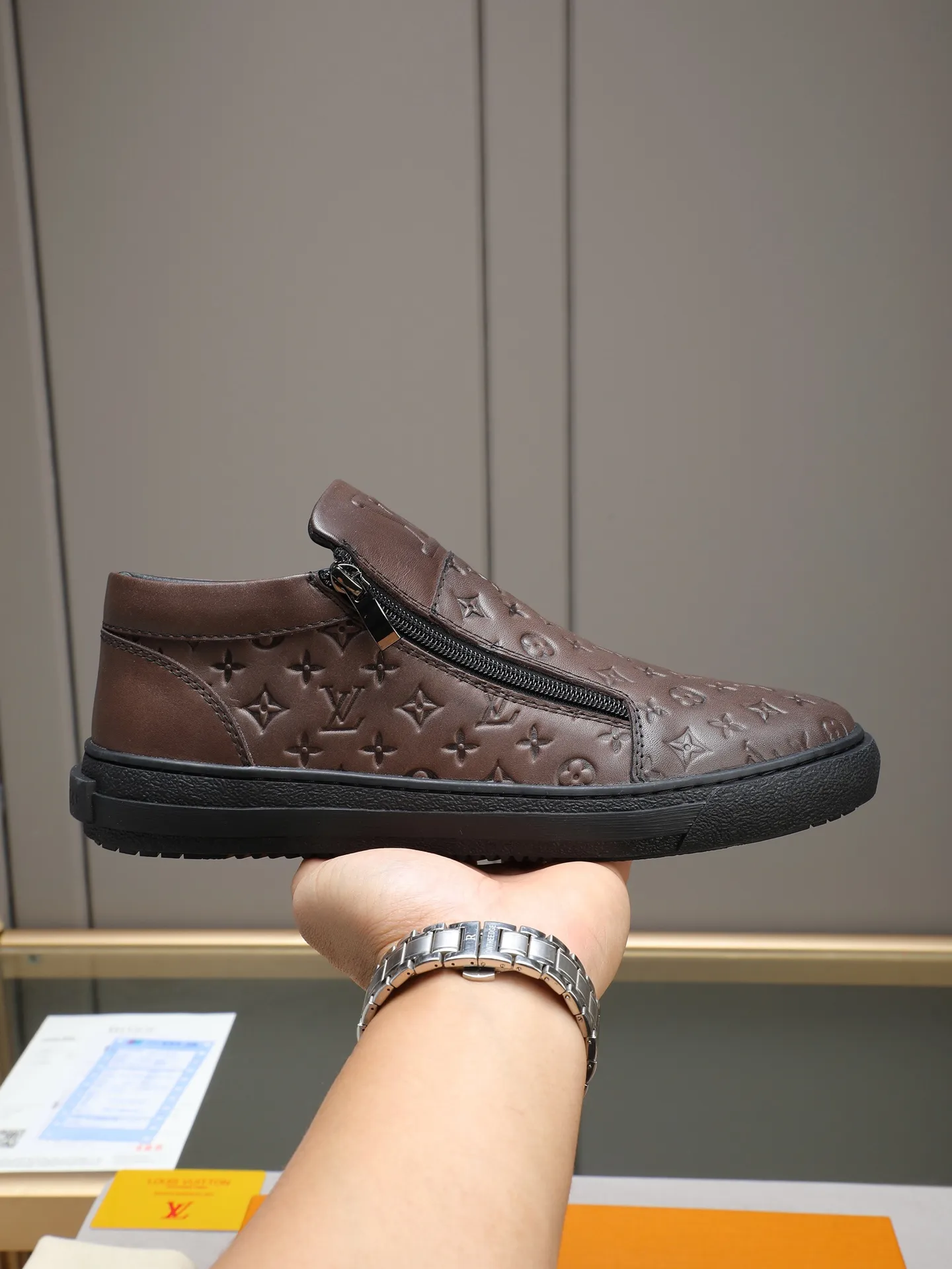The main recommended model👍👍👍PP440 is the new LOUIS VUITTON [Luden Yiwei]——LV upper [Lv]🇮🇹Imported first-layer cowhide embossed🇩🇪Breathable sheep lining ➕Non-slip and wear-resistant outsole. Every man's identity is reflected in his elegant and stable upper shoes🚶🏻🚶🏻📯 No matter the wind or rain, the shoe last remains unchanged and can stand the test of time🔍️. ——Code number: 38-44 (45 can be customized)